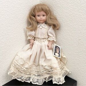 Vintage 1997 Le Bambole Di Arianna EVELINA Bisque Porcelain Doll Made in Italy